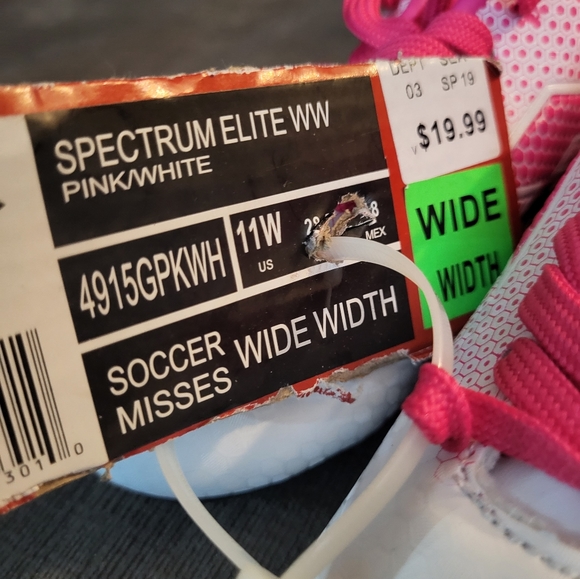 Umbro size 11W cleats NWT - Picture 3 of 3